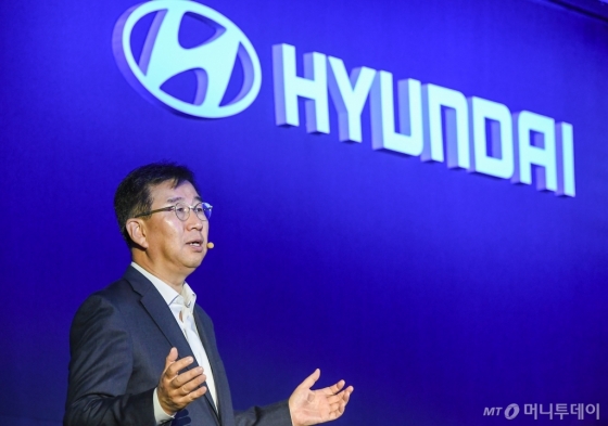 이원희 현대자동차 사장이 4일 서울 여의도 콘래드 서울 호텔에서 열린 ‘CEO(최고경영자) 인베스터 데이’에 참석해 '현대차 2025 전략'을 발표하고 있다./사진제공=현대차