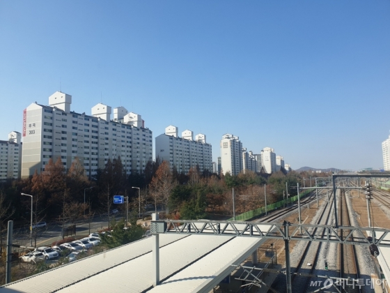 경의중앙선 일산역에서 바라본 후곡마을. /사진제공=이소은 기자
