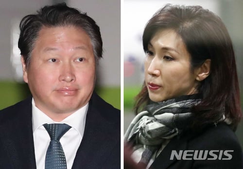 최태원(왼쪽) SK그룹 회장과 노소영 아트센터 나비 관장의 이혼조정 2차 조정기일인 지난해 1월16일 오후 최 회장과 노 관장이 각자 서울가정법원으로 들어서고 있다. / 사진 = 뉴시스