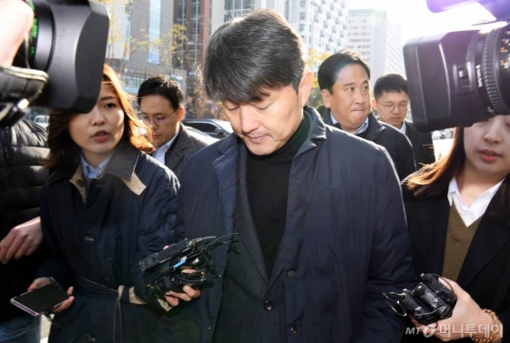 뇌물수수 혐의를 받고 있는 유재수 전 부산시 경제부시장이 27일 오전 서울동부지법으로 영장실질심사를 받기 위해 출석하고 있다. / 사진=강민석 기자 msphoto94@