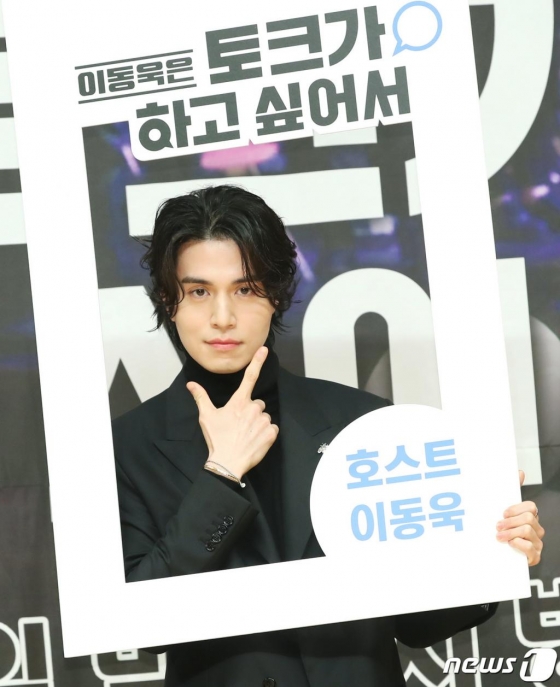 배우 이동욱이 2일 오후 서울 양천구 목동 SBS에서 열린 SBS의 새 토크쇼 '이동욱은 토크가 하고 싶어서' 제작발표회에 참석해 포즈를 취하고 있다. 2019.12.2/뉴스1