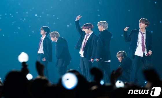 ¹æÅº¼Ò³â´Ü(BTS) RM(¿ÞÂʺÎÅÍ), ½´°¡, Á¤±¹, Áö¹Î, Á¦ÀÌÈ©, Áø, ºß°¡ 4ÀÏ ¿ÀÈÄ ÀϺ» ³ª°í¾ß µ¼¿¡¼ ¿¸° '2019 MAMA(Mnet Asian Music Awards, ¿¥³Ý ¾Æ½Ã¾È ¹ÂÁ÷ ¾î¿öÁî)'¿¡ Ãâ¿¬ÇØ È·ÁÇÑ °ø¿¬À» ¼±º¸À̰í ÀÖ´Ù. (Mnet Á¦°ø) 2019.12.4/´º½º1