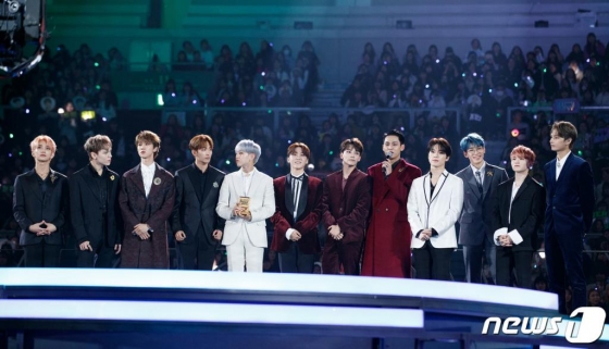 ¼¼ºìƾÀÌ 4ÀÏ ¿ÀÈÄ ÀϺ» ³ª°í¾ß µ¼¿¡¼ ¿¸° '2019 MAMA(Mnet Asian Music Awards, ¿¥³Ý ¾Æ½Ã¾È ¹ÂÁ÷ ¾î¿öÁî)'¿¡ Ãâ¿¬ÇØ ¿ÃÇØÀÇ °¡¼ö»óÀ» ¼ö»óÇÑ µÚ ¼Ò°¨À» ¸»Çϰí ÀÖ´Ù. ¿ÞÂʺÎÅÍ Á¶½´¾Æ, ¿¡½ºÄò½º, µð¿¡ÀÕ, µµ°â, È£½Ã, ½Â°ü, Á¤ÇÑ, ¹Î±Ô, µð³ë, ¿ø¿ì, ¿ìÁö, ÁØ. (Mnet Á¦°ø) 2019.12.4/´º½º1