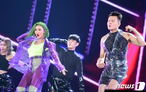 마마무 화사와 박진영(오른쪽)이 4일 오후 일본 나고야 돔에서 열린 '2019 MAMA(Mnet Asian Music Awards, 엠넷 아시안 뮤직 어워즈)'에 출연해 화려한 공연을 선보이고 있다. (Mnet 제공) 2019.12.4/뉴스1