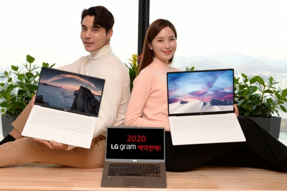 서울 여의도 LG 트윈타워에서 모델들이 대화면, 고성능, 휴대성을 겸비한 2020년형 'LG 그램 17'(모델명: 17Z90N)을 소개하고 있다. /사진=LG전자