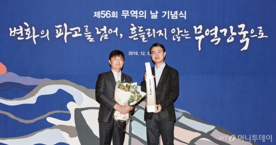 SK실트론이 5일 서울코엑스에서 진행된 제56회 무역의 날 기념식에서 창사 이래 처음으로 6억달러 수출의 탑을 수상한 뒤 기념촬영을 하고 있다. /사진제공=SK실트론