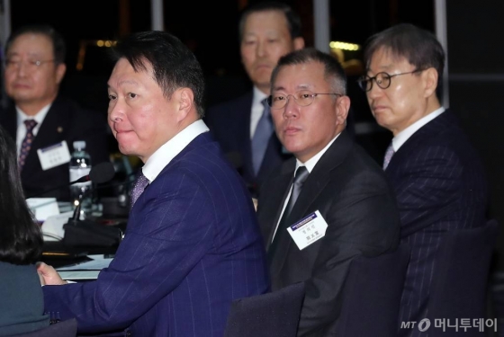 ;최태원 SK 회장, 정의선 현대자동차 수석부회장, 윤부근 삼성전자 부회장이 5일 오전 서울 중구 웨스틴조선호텔에서 열린 제2회 한중 기업인 및 전직 정부 고위인사 대화에 참석해 개회사를 경청하고 있다. /사진=김창현 기자