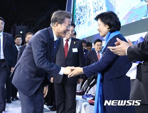 【강릉=뉴시스】전신 기자 = 문재인 대통령이 2017년 10월31일 강원도 강릉 교동 강릉 아이스아레나에서 열린 제18기 민주평통 자문회의 전체회의에 참석해 추미애 당시 더불어민주당 대표와 악수하고 있다. 2017.10.31. photo1006@newsis.com