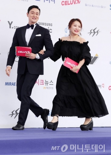 개그맨 김원효, 심진화 부부가 30일 오후 서울 송파구 방이동 올림픽공원 체조경기장에서 진행된 '2018 소리바다 베스트 K-뮤직 어워즈' 블루카펫에 참석하고 있다. / 사진=김휘선 기자 tndejrrh123@