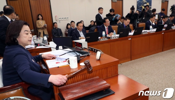 박순자 국회 국토교통위원= 장이 6일 서울 여의도 국회에서 열린 전체회의에서 의사봉을 두드리고 있다. 이날 위원들은 일명 '타다 금지법'으로도 불리는 여객자동차운수사업법(여객자동차법) 개정안을 의결했다. /사진=뉴스1