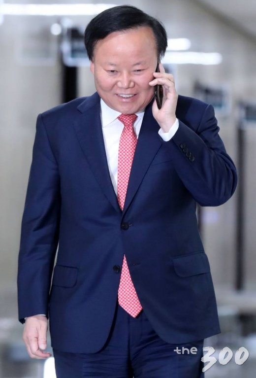 김재원 국회 예산결산특위원장이 14일 오전 서울 여의도 국회에서 열린 예결위소위원회의에 참석하며 통화하고 있다. / 사진=홍봉진 기자 honggga@