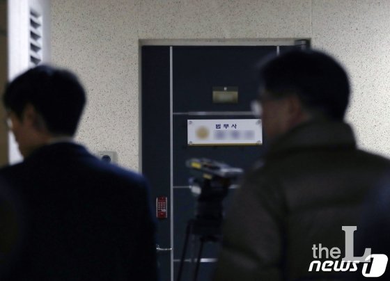 (서울=뉴스1) 구윤성 기자 = 청와대의 김기현 전 울산시장에 대한 '하명 수사' 의혹에 연루됐다고 지목된 전 청와대 민정비서관실 특감반원 A씨가 1일 숨진 채 발견됐다. 검찰과 경찰 등에 따르면 서울동부지검 소속 검찰 수사관인 A 전 특감반원은 이날 오후 서울 서초구 소재 지인의 한 사무실에서 숨진 채 발견됐다. 현장에는 가족에게 미안하다는 취지의 자필 메모가 발견된 것으로 파악됐다. A씨는 이날 김기현 전 울산시장에 대한 첩보 문건 검찰 수사와 관련해 서울중앙지검에 참고인으로 출석할 예정이었다. 검찰은 정확한 사망 경위를 파악 중이다. 사진은 A씨가 발견된 서울 서초동의 한 오피스텔 사무실. 2019.12.1/뉴스1 <저작권자 © 뉴스1코리아, 무단전재 및 재배포 금지>