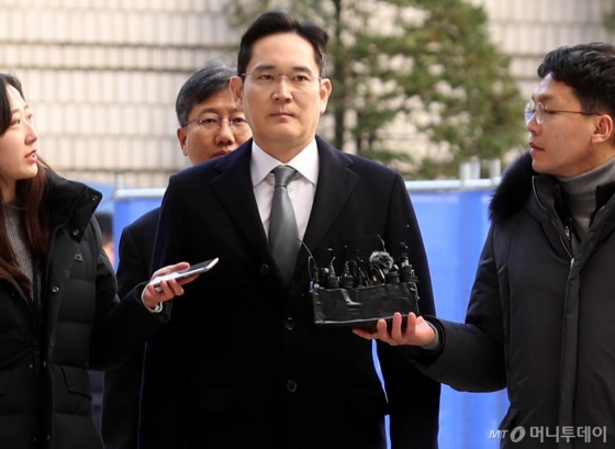박근혜 전 대통령과 최순실씨에게 뇌물을 준 혐의로 기소된 이재용 삼성전자 부회장이 6일 오후 서초구 서울고등법원에서 열리는 국정농단 사건 파기환송심 3차 속행공판에 출석하고 있다. /사진=김휘선 기자