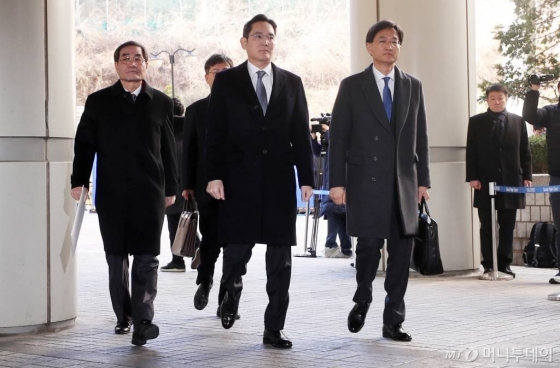 박근혜 전 대통령과 최순실씨에게 뇌물을 준 혐의로 기소된 이재용 삼성전자 부회장이 6일 오후 서초구 서울고등법원에서 열리는 국정농단 사건 파기환송심 3차 속행공판에 출석하고 있다. /사진=김휘선 기자
