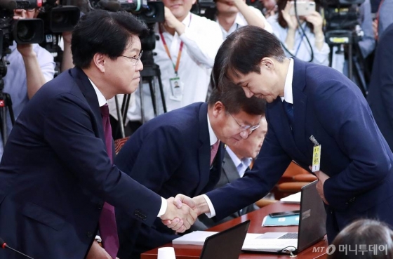 법무부장관 후보자 시절 조국 전 장관과 장제원 자유한국당 의원 / 사진=홍봉진 기자 honggga@