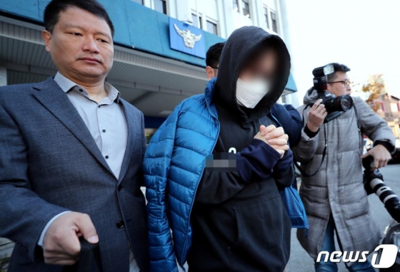 엠넷의 오디션 프로그램 '프로듀스 엑스(X) 101'의 득표수를 조작했다는 혐의로 구속된 안모 PD와 김모 CP 등 2명이 14일 오전 서울 종로경찰서에서 나와 검찰로 송치되고 있다. 안모 PD는 종로경찰서를 나서며 "혐의를 인정하느냐"는 취재진의 질문에 "죄송합니다"라는 말만 남긴 채 호송됐다./사진=뉴스1