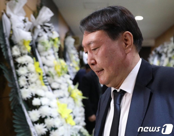 윤석열 검찰총장이 지난 2일 오후 서울 서초구 서울성모병원 장례식장에 마련된 A수사관의 조문을 마친후 빈소를 나서고 있다. 백원우 전 민정비서관 휘하의 특별감찰반에서 근무한 A수사관은 지난 1일 서울 서초구 서초동의 한 사무실에서 윤석열 검찰총장에게 자신의 가족을 배려해 줄 것을 호소하는 유서를 남기고 스스로 목숨을 끊었다./사진=뉴스1