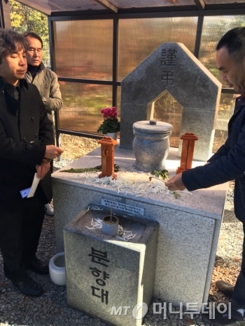 사는 동안엔 외로웠더라도, 마지막 길은 따뜻하기를. 무연고 사망자를 그리 보냈다./사진=남형도 기자
