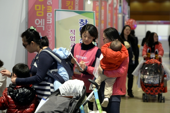 6일 통계청에 따르면 월 400만원이상 고소득을 올리는 워킹맘이 지난해보다 2만8000명 늘어난 것으로 나타났다. 사진은 기사와 관련이 없음./자료사진=뉴스1