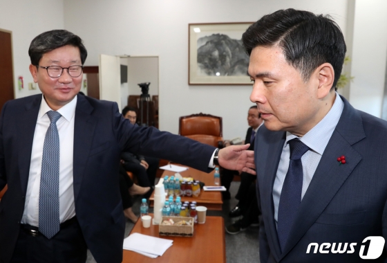 지상욱 바른미래당 의원이 6일 서울 여의도 국회 운영위원장실에서 예산안에 대해 논의 중인 4+1예산 협의체를 찾아가 항의하고 있다. 지상욱 의원은 "'4+1예산 협의체는 불법 모임이라며, 채이배 의원을 향해 원내대표가 인정하지 않아 대표성을 가질 수 없다"고 말했다. 4+1예산 협의체는 전해철 더불어민주당, 채이배 바른미래당, 이정미 정의당, 박주현 민주평화당, 장병완 대안신당 의원으로 구성되었다/사진=뉴스1