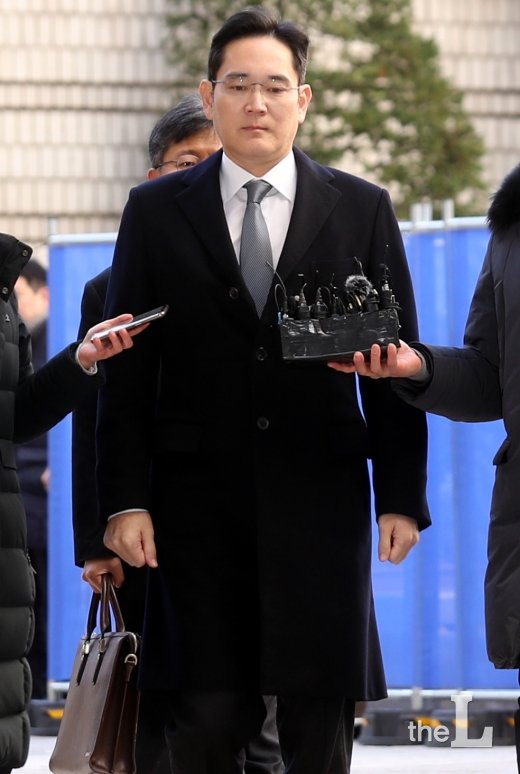 박근혜 전 대통령과 최순실씨에게 뇌물을 준 혐의로 기소된 이재용 삼성전자 부회장이 6일 오후 서초구 서울고등법원에서 열리는 국정농단 사건 파기환송심 3차 속행공판에 출석하고 있다. / 사진=김휘선 기자 hwijpg@
