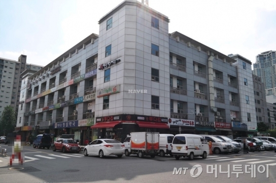 대한민국 '교육 1번지'로 불리는 서울 대치동 '래미안대치팰리스' 앞 학원상가 / 사진=머니투데이 DB