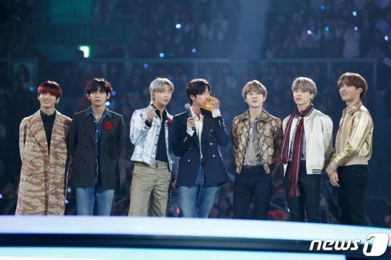 방탄소년단(BTS) 정국(왼쪽부터), 뷔, RM, 진, 슈가, 지민, 제이홉이 4일 오후 일본 나고야 돔에서 열린 '2019 MAMA(Mnet Asian Music Awards, 엠넷 아시안 뮤직 어워즈)'에 출연해 베스트 남자 그룹상을 수상한 뒤 기뻐하고 있다. (Mnet 제공) /사진=뉴스1