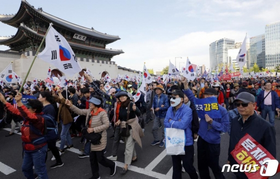 지난 10월9일 오후 서울 종로구 광화문광장 일대에서 범국민투쟁본부 '대한민국 바로세우기 국민대회'를 마친 참가자들이 조국 법무부 장관 사퇴를 촉구하며 청와대 방향으로 행진하고 있다./사진=뉴스1