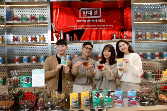 현대 모터스튜디오 현장에서 ‘나만의 현대차(茶) 방향제 만들기 블렌딩 체험존’이 진행되고 있다./사진제공=현대차<br>
