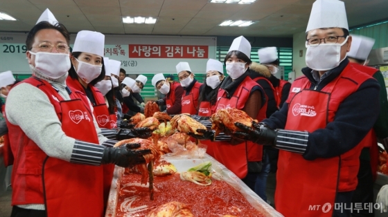 LG전자가 지난 6일 서울 영등포구 일대에 거주하는 쪽방촌 500여 가구를 대상으로 임직원들이 직접 담근 김치와 각종 반찬 등 5,200kg 가량을 전달했다. 사진은 LG전자 임직원들이 봉사활동하는 모습. /사진제공=LG전자