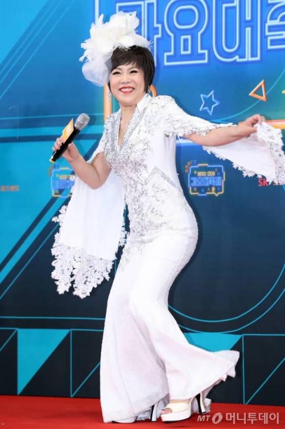 가수 김연자가 28일 오후 서울 여의도 KBS에서 열린 '2018 가요대축제'에 참석해 포즈를 취하고 있다. / 사진=이기범 기자 leekb@