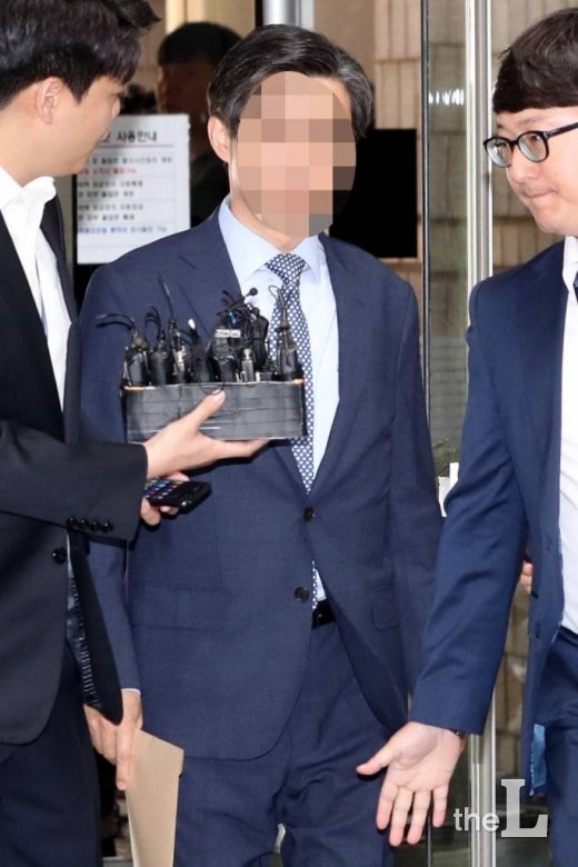 삼성바이오로직스의 분식회계 의혹과 관련해 증거인멸 혐의를 받는 이모 삼성전자 재경팀 부사장이 24일 오전 서초구 서울중앙지법에서 열리는 영장실질심사에 출석하고 있다. / 사진=이기범 기자 leekb@