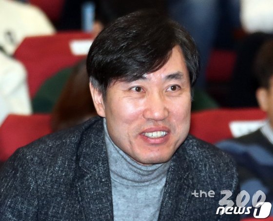 (서울=뉴스1) 이종덕 기자 = 8일 서울 여의도 국회 의원회관에서 열린 '변화와 혁신' 중앙당 발기인대회에서 창당준비위원장으로 선출된 하태경 의원이 미소짓고 있다. 하태경 창당준비위원장은 "'변화와 혁신'이 낡은 보수를 대신해 문재인 정부를 심판하고 새로운 집권세력으로 국민의 지지를 받을 것"이라고 말했다. 2019.12.8/뉴스1