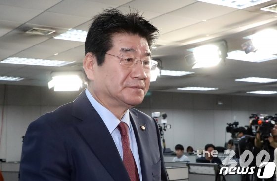 (서울=뉴스1) 김명섭 기자 = 강석호 자유한국당 의원이 3일 서울 여의도 국회 정론관에서 원내대표 출마선언 기자회견을 마치고 나가고 있다. 2019.12.3/뉴스1