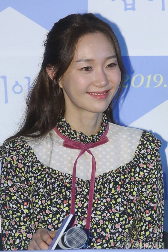 배우 이유영이 18일 오후 서울 용산구 CGV 용산아이파크몰에서 열린 영화 '집이야기' 시사회에 참석해 미소를 짓고 있다. / 사진=강민석 기자 msphoto94@