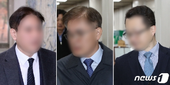 9일 오후 서울 서초동 서울중앙지방법원에서 열린 삼성바이오로직스 분식회계 증거인멸 재판 선고공판에서 백모 삼성전자 상무(왼쪽부터), 양모 삼성바이오에피스 상무, 서모 삼성전자 상무가 공판에 출석하고 있다. 2019.12.9/뉴스1 © News1 신웅수 기자