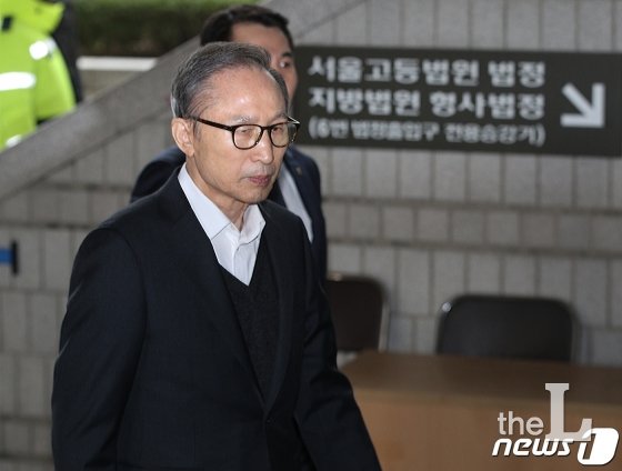 다스 자금 횡령과 뇌물수수 의혹을 받고 있는 이명박 전 대통령이 9일 오후 서울 서초구 서울고등법원에서 열린 특정범죄가중처벌법상 뇌물 등 항소심 공판에 출석하고 있다./사진=뉴스1