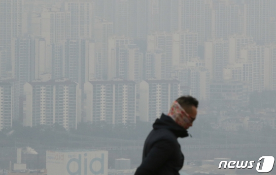 (오산=뉴스1) 조태형 기자 = 수도권 초미세먼지 농도가 '나쁨' 수준을 보인 9일 오전 경기도 오산시 보적사에서 바라본 화성시내가 뿌옇게 보이고 있다. 2019.12.9/뉴스1 <저작권자 ⓒ 뉴스1코리아, 무단전재 및 재배포 금지>
