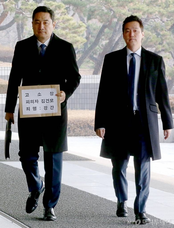 강용석 변호사(왼쪽), 김세의 전 mbc 기자가 9일 오전 가수 김건모의 성폭행 의혹 관련 고소장을 제출하기 위해 서울 서초구 서울중앙지방검찰청으로 들어서고 있다. 강용석은 제보를 통해 김건모가 논현동의 한 유흥주점에서 접대 여성 중 한 명을 성폭행 했다며 고소장을 제출했다. 2019-12-09/사진=강민석 기자