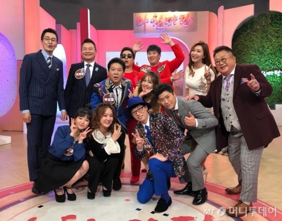 지난달 18일 KBS '아침마당'에 출연한 뒤 찍은 출연진 기념사진. '유산슬'로 등장한 유재석씨(앞줄 오른쪽 3번째)와 이용주씨(앞줄 오른쪽 4번째)가 나란히 포즈를 취하고 있다. /사진제공=이용주씨