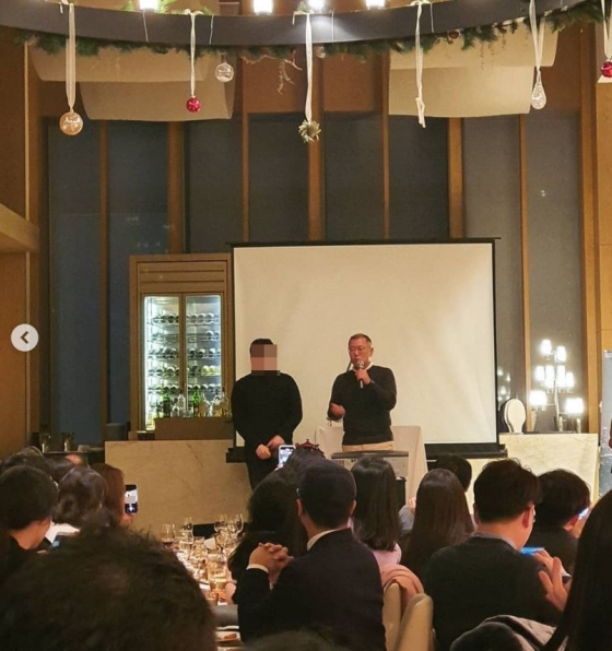HPO 주말 공연에 깜짝 등장한 정의선 수석부회장(오른쪽)/사진제공=인스타그램 ing_tao 캡처