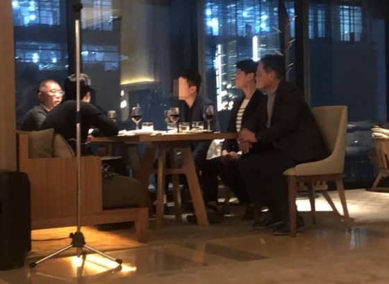 정의선 수석부회장이 HPO 공연 후 단원들과 식사를 하며 대화를 나누고 있다./사진제공=인스타그램 junan.kim 캡처