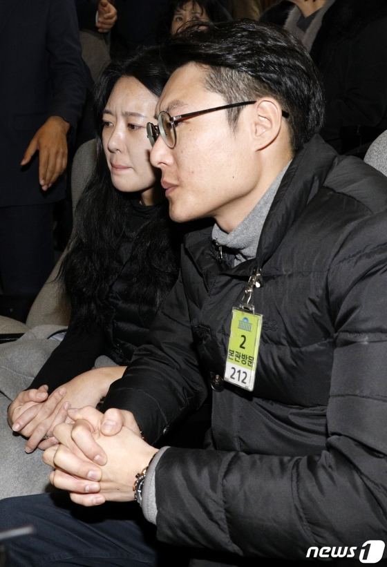 스쿨존에서 발생한 교통사고로 숨진 김민식군 엄마 박초희 씨, 아빠 김태양 씨가 10일 오전 서울 여의도 국회 본회의에서 도로교통법 개정안(민식이법), 하준이법(주차장법 개정안) 통과를 지켜보고 있다. / 사진제공=뉴스1