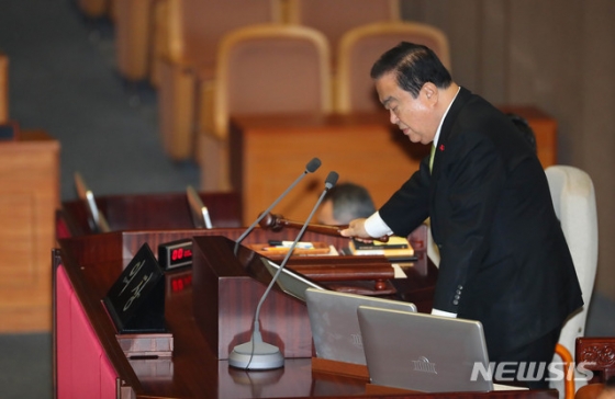 문희상 국회의장이 10일 서울 여의도 국회 본회의장에서 열린 제371회국회(정기회) 제12차 본회의에 참석해 개회를 선언하고 있다. / 사진제공=뉴시스