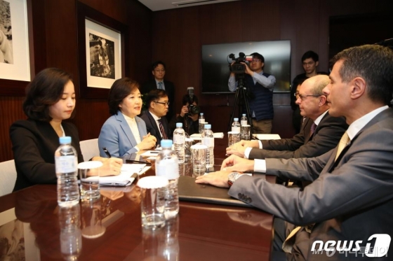 박영선 중소벤처기업부 장관이 22일 그랜드하얏트호텔에서 마티아스 루어스 메스세데스 벤츠 승용부문 해외지역 총괄사장, 디미트리스 실라키스 메르세데스 벤츠코리아 사장과 면담하고 있다. (중소벤처기업부 제공) 2019.10.22/뉴스1 <저작권자 © 뉴스1코리아, 무단전재 및 재배포 금지>