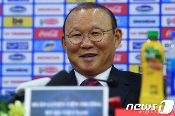 (AFP=뉴스1) 포토공용 기자 = 박항서 베트남 축구대표팀 감독이 베트남 축구협회와 재계약을 체결했다. 박항서 감독은 7일(현지시간) 오전 베트남 하노이에서 협약식을 체결하고 재계약과 관련된 소감 및 각오를 전했다. 박 감독은 이날 "2년 전 같은 장소에서 취임 첫 기자회견을 했을 때가 떠오른다"면서 감개무량하다는 뜻을 전했다. 계약기간은 기본 2년에 옵션 1년을 포함한 2+1년으로 알려져 있으며 금액 등 구체적인 내용은 공개하지 않았다. © AFP=뉴스1 <저작권자 © 뉴스1코리아, 무단전재 및 재배포 금지>