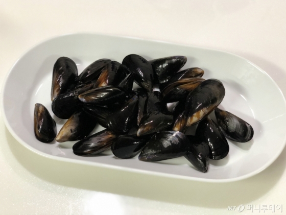 깨끗하게 씻고 족사를 제거한 홍합/사진=신재은 에디터
