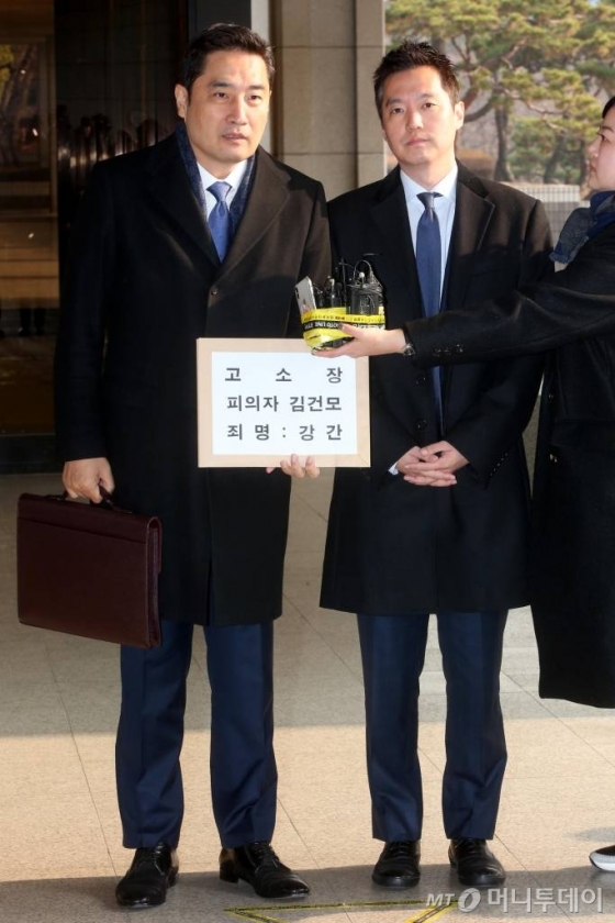 강용석 변호사(왼쪽), 김세의 전 mbc 기자가 지난 9일 오전 가수 김건모의 성폭행 의혹 관련 고소장을 제출하기 위해 서울 서초구 서울중앙지방검찰청에 들어서기에 앞서 취재진의 질문을 답하고 있다.강용석은 제보를 통해 김건모가 논현동의 한 유흥주점에서 접대 여성 중 한 명을 성폭행 했다며 고소장을 제출했다./사진=강민석 기자