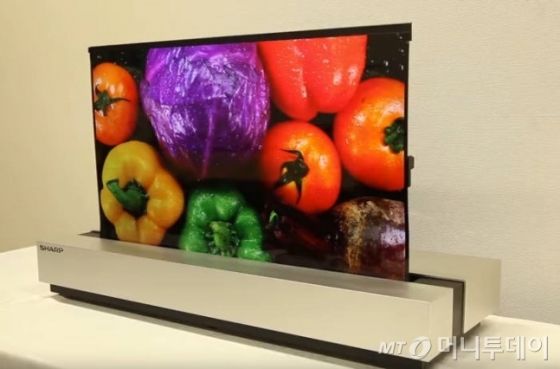 일본 샤프가 지난달 공개한 30인치대 롤러블 TV. /사진=샤프 공식 유튜브