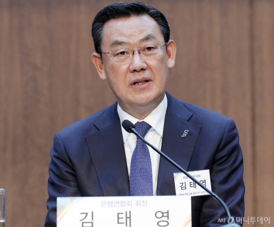 김태영 은행연합회장이 11일 오전 서울 중구 은행회관에서 열린 '2019년 5개 기관 출입기자 오찬 간담회'에서 취재진 질의에 답하고 있다. / 사진=김창현 기자 chmt@